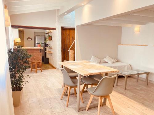 科罗拉多河La Maison Gerber的厨房以及带桌椅的起居室。