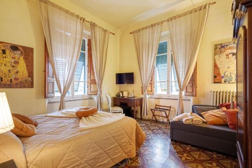 卢卡Villa San Donato B&B的一间卧室配有一张床、一把椅子和窗户。