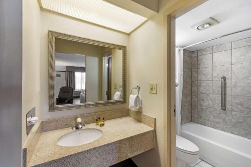 麦迪逊贝斯特韦斯特麦迪逊酒店 - 亨茨维尔的一间带水槽、卫生间和镜子的浴室