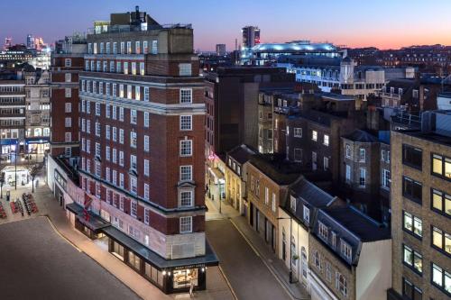 伦敦Radisson Blu Edwardian Bond Street Hotel, London的夜晚城市的空中景观