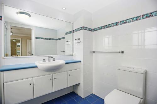 霍克斯内斯特Aquarius Apartment 4的白色的浴室设有水槽和镜子