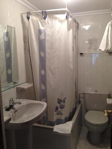 Tielve广场旅馆的一间带水槽、卫生间和淋浴的浴室