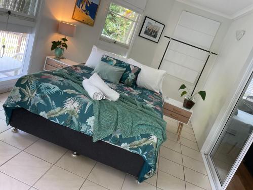 DoonanClearwater estate的一间卧室配有一张带蓝色棉被的大床