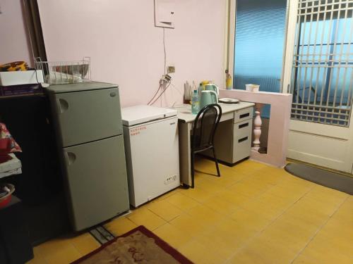 T'ai-ping瑞士民宿的厨房配有2台冰箱、水槽和桌子