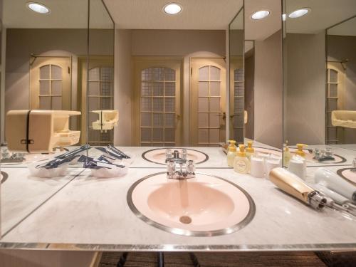 笛吹市Tabist Hotel Rakuserina的一间带水槽和大镜子的浴室