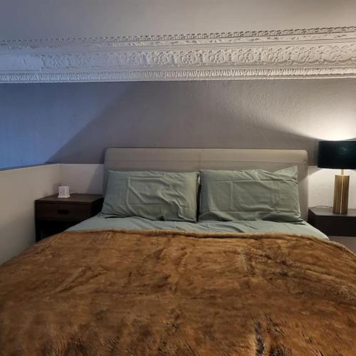布莱顿霍夫5 Luxury Spacious Loft - Prime Location - Comfortable Bed & Sofa的一间卧室配有一张带白色床头板的大床