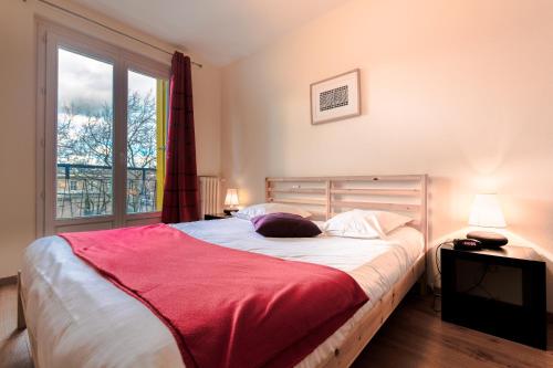 勒阿弗尔莱斯公寓 - 圣若瑟勒阿弗尔中心的一间卧室配有一张带红色毯子的大床
