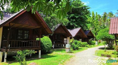 涛岛Seashell Resort Koh Tao-SHA Plus的度假村的一排木屋