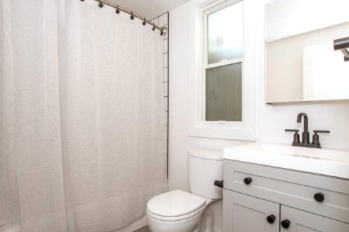 博伊西North End Bungalows Downstairs的白色的浴室设有卫生间和水槽。