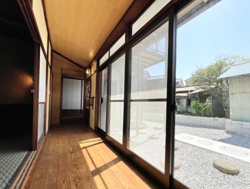 Ichinomiya宿いちのみや的房屋的走廊,带滑动玻璃门