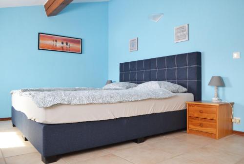 维多邦Résidence Niccola的蓝色的卧室,配有一张蓝色墙壁的床