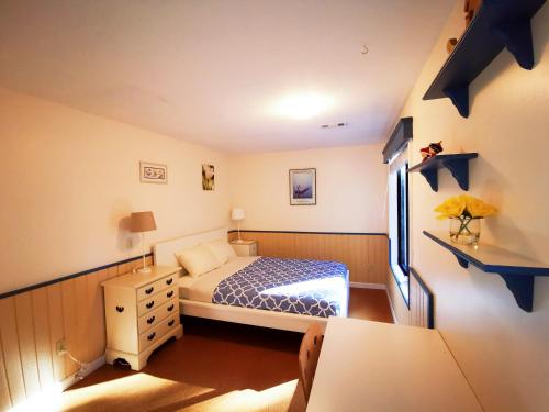伊瑟阔City Oasis的卧室配有一张墙上蓝色星光床。