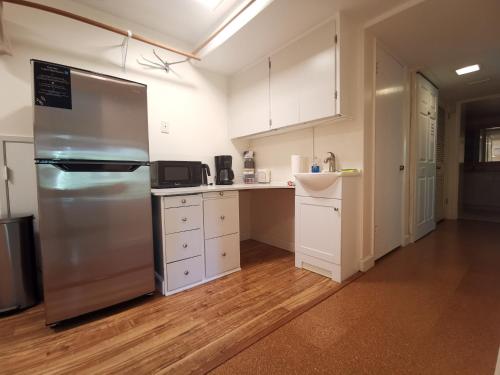伊瑟阔City Oasis的厨房配有不锈钢冰箱和白色橱柜