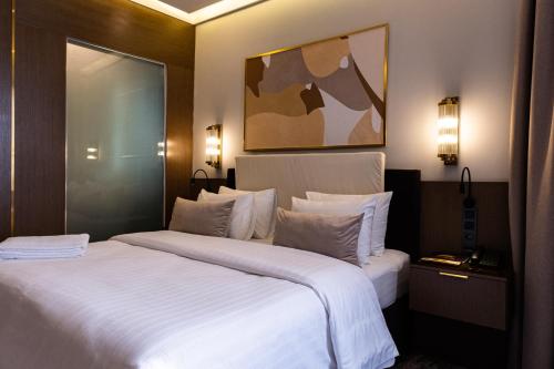 阿拉木图哈萨克斯坦酒店的酒店客房带一张大床,带白色床单