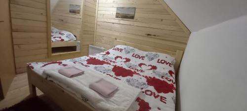 帕莱VIKENDICA SA BAZENOM NOLE Jahorina的一间卧室配有红色和白色床单
