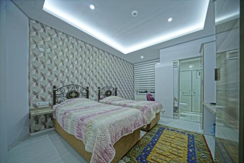 乌奇希萨尔Cappadocia Symbol Hotel的一间带两张床的卧室和地毯