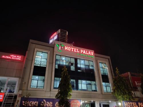 艾哈迈达巴德Hotel Palav Palace的一座酒店大楼,上面有标志