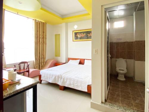 龙川市Ngoc Kha Tu 1 Hotel的一间酒店客房 - 带一张床和一间浴室