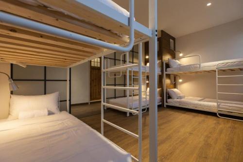 花莲市小旅行迷你公寓的大楼内带两张双层床的客房