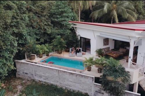 恰洛克拉姆MAGNIFICENT SOUL VILLA的享有带游泳池的房屋的空中景致