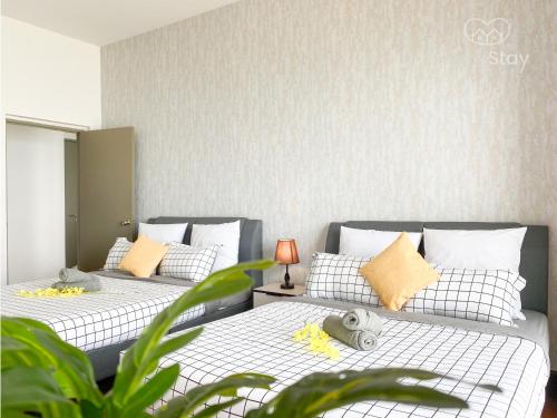 马六甲Seaview Suite SS Melaka by BetaStay的两张睡床彼此相邻,位于一个房间里
