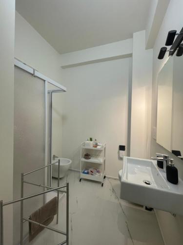 巴里LT SAX的白色的浴室设有水槽和卫生间。