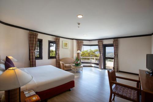 考科帝国普凯瓦山度假酒店的酒店客房设有床和客厅。