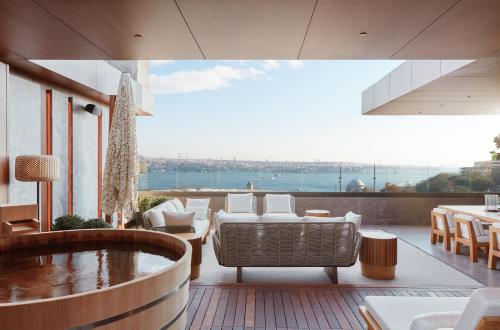 伊斯坦布尔伊斯坦布尔博斯普鲁斯海峡丽思卡尔顿酒店的带沙发和浴缸的客厅