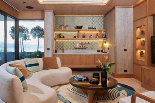 伊斯坦布尔伊斯坦布尔博斯普鲁斯海峡丽思卡尔顿酒店的客厅配有沙发和桌子