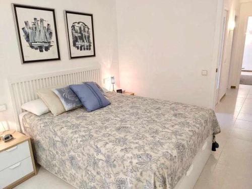 塔马留Apartamento recién reformado con piscina y AC的一间卧室配有一张带蓝色枕头的床。