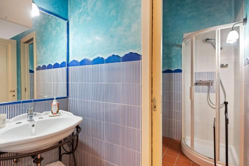 圣米尼亚托Borgo Bucciano的一间带水槽和淋浴的浴室