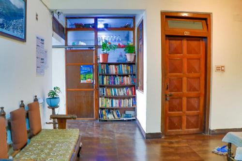 麦罗肯机kailwood Guest House的一间房间,设有门,书架上摆放着书籍