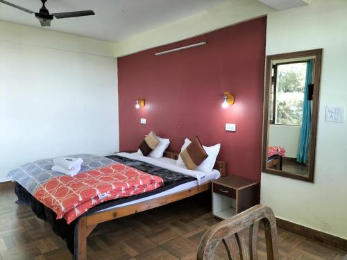 麦罗肯机kailwood Guest House的一间卧室配有一张红色墙壁的床