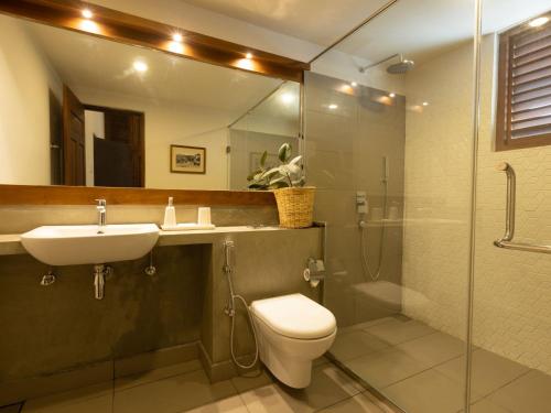 康提Edgar Mansion Kandy的浴室配有卫生间、盥洗盆和淋浴。