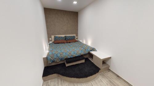 瓦莱塔Central Valletta - 1 Bedroom maisonnette的一间小卧室,配有一张床和一张书桌