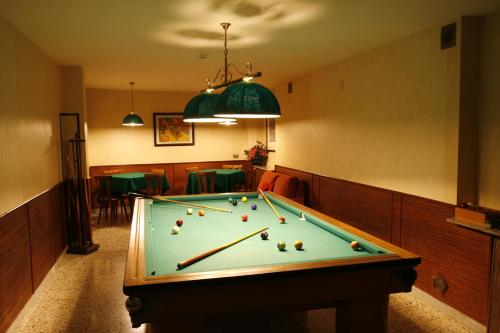 米拉蓝歌酒店内的一张台球桌