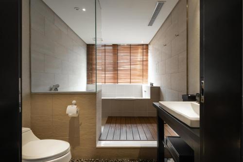 台北北投水美温泉会馆 的浴室配有卫生间、浴缸和水槽。
