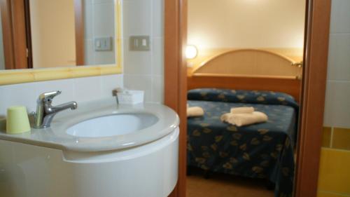 里米尼Hotel Verudella的一间带水槽和镜子的浴室