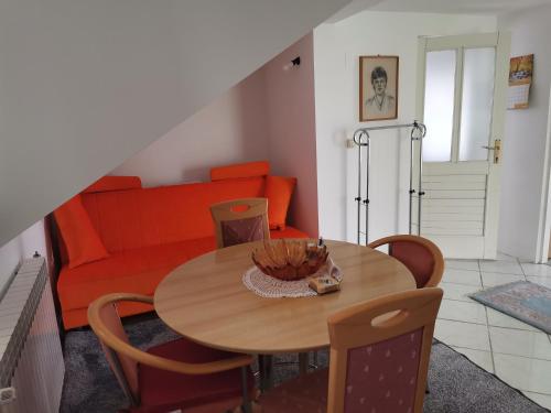 MolvicePanorama Apartman的客厅配有桌子和沙发