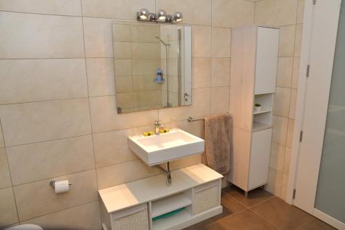 莫斯塔Valley of Honey Apartment的一间带水槽和镜子的浴室