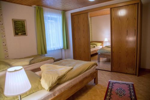 Ferienhaus Fisch的一间卧室设有两张单人床和一面镜子