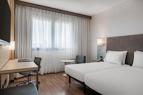 米兰米兰万豪AC酒店的酒店客房设有一张大床和一张书桌。