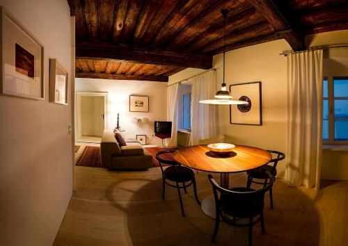 卢布尔雅那芬识斯卡公寓的客厅配有桌子和沙发