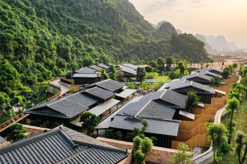 Cẩm PhảYoko Onsen Quang Hanh的高山房屋的空中景观