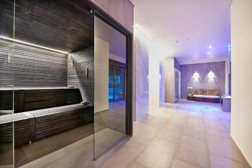 拉戈斯Cascade Wellness Resort的一间带步入式淋浴间和玻璃墙的浴室