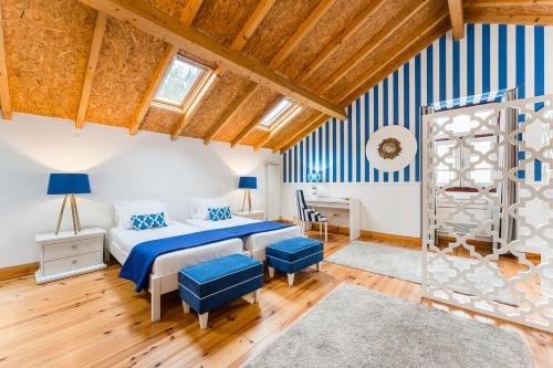 科英布拉R3 Service - Five Senses in Coimbra的一间卧室设有床铺和蓝色及白色的墙壁