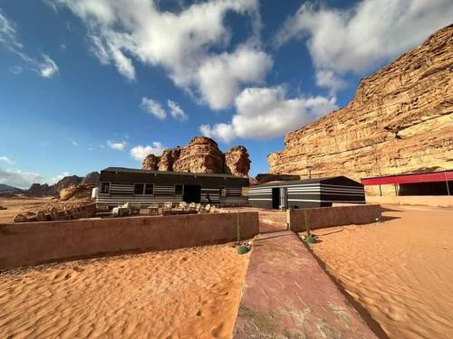 瓦迪拉姆Wadi Rum Star Camp的一座位于沙漠中群山的建筑