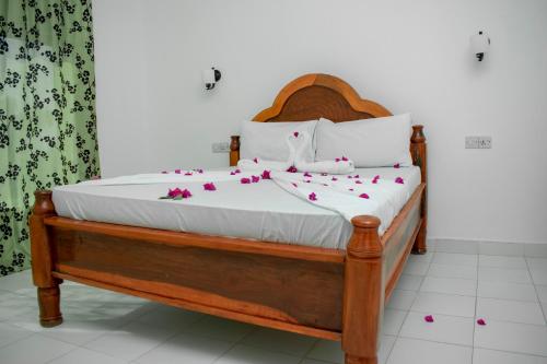 南威Daniel Zanzibar Hotel的一张床上的鲜花盛开的睡床