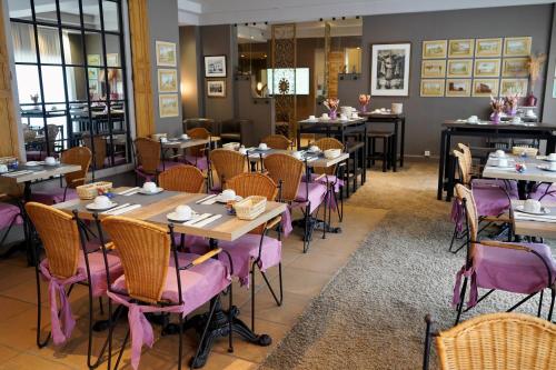 克诺克－海斯特普林斯波德文酒店的一间带桌子和紫色椅子的用餐室