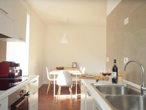 松德里奥Casa Nina的厨房配有水槽和桌椅
